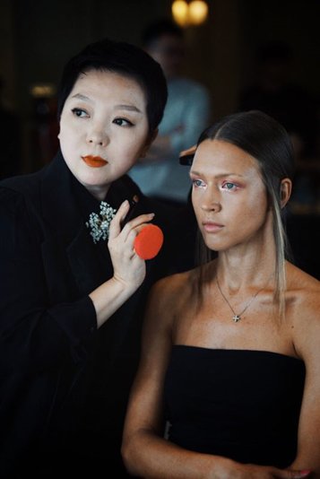 带队五赴巴黎时装周，揭秘时尚跨界艺术家君君老师造型幕后团队