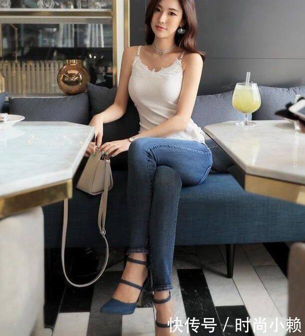 路人街拍，今天水蜜桃女孩儿迪丽热巴，青春有活力