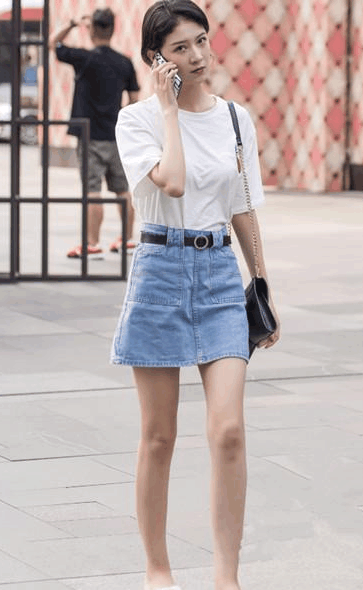 街拍: 图一优雅迷人, 图二展现完美身材, 图三仙气飘飘!