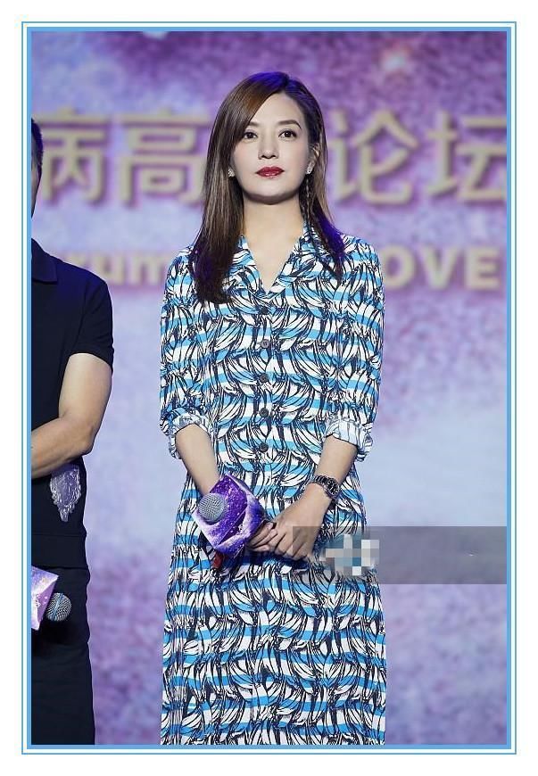 本以为42岁赵薇穿印花裙够嫩了，可看到63岁赵雅芝，我沉默了！