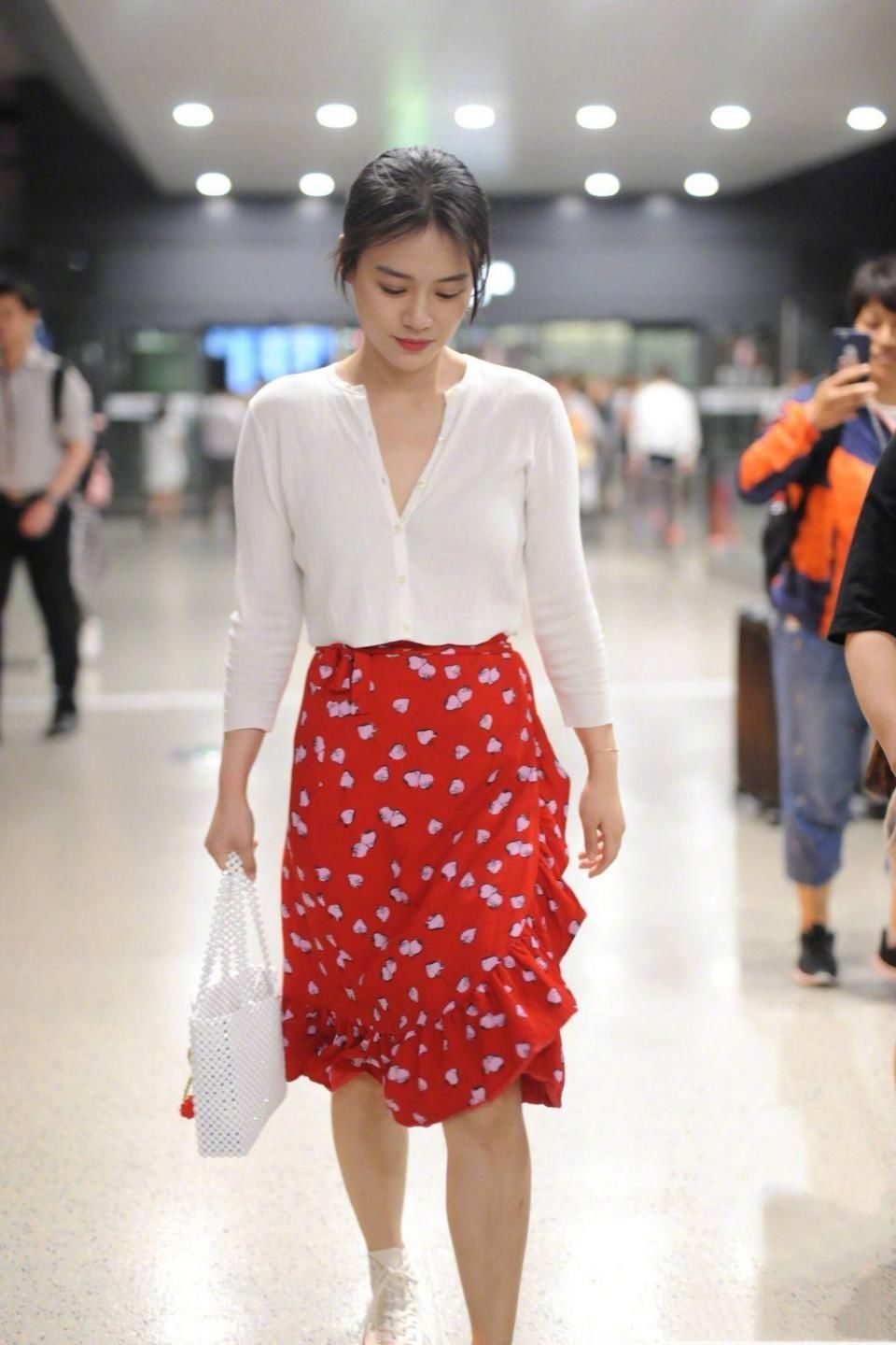 失恋后的马思纯现身机场，红裙下也难掩满脸落寞，瘦的令人心疼!