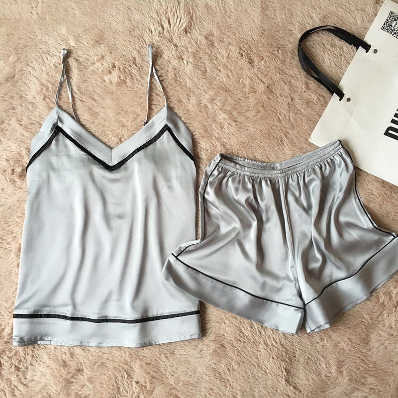 难怪现在女人洗完澡不喜欢穿文胸，原来现在流行开始这样穿了，美