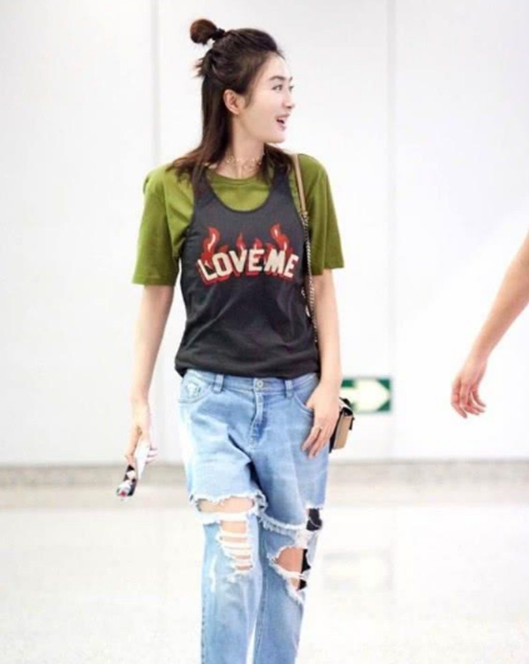 秦岚豁出去了，裤子破成这样还穿？网友：好想送她一条！