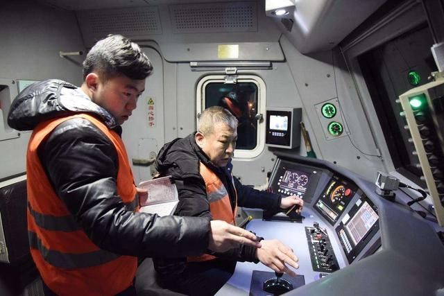  小时|一趟火车连开20多个小时，司机难道都不困的吗行家告诉你内