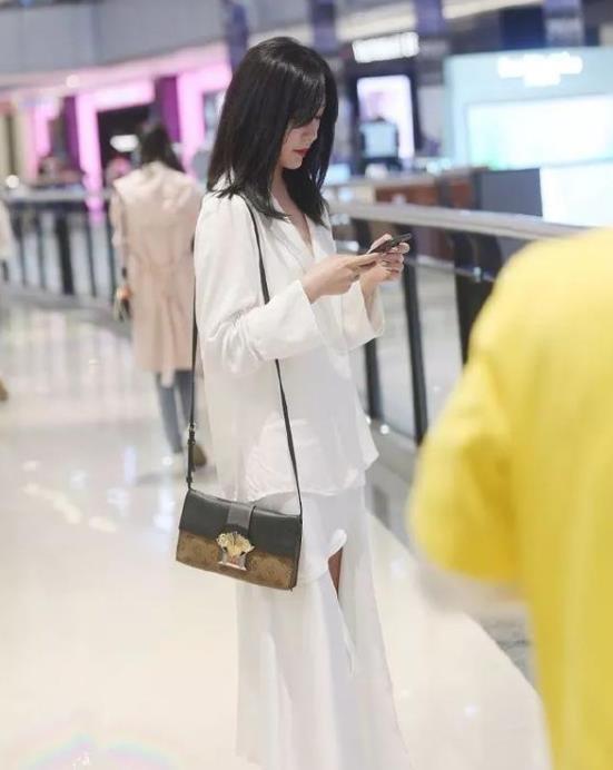  #美女#街拍：气质端庄的美女，一件白色上衣配棕色短裙，时尚优雅气质范