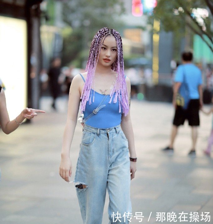 街拍身材“饱满”的美女，为了博人眼球，什么都敢穿！