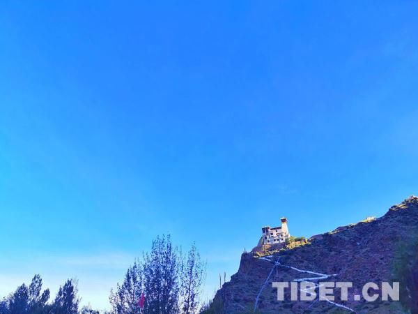 西藏:晨染雍布拉康