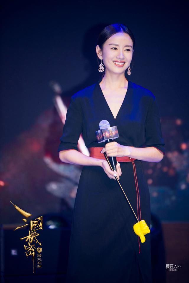 董洁穿长裙优雅大方气质温婉,笑容明媚,网友:还是那个冷清秋!