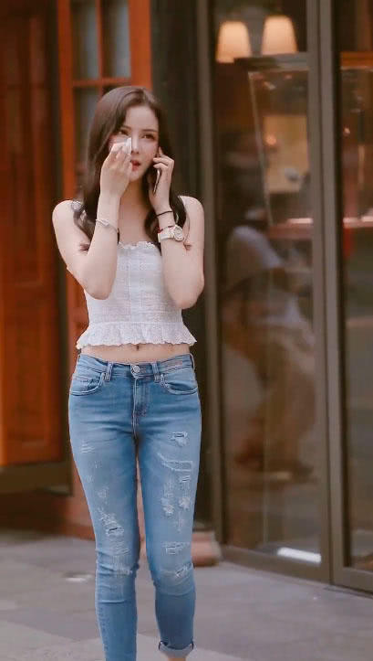 在人群中多看了你一眼，只因你身着一件蓝色牛仔裤，网友呼：女神