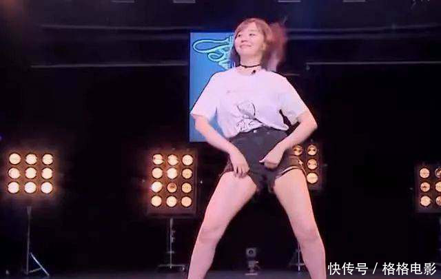 一直看惯穿长裙长裤的她，突然穿短裤露出腿来，让网友措手不及