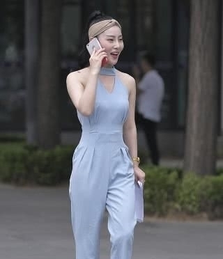 「连体」身穿连体裤的时尚辣妈,肤白貌美又时髦,妥妥的女神