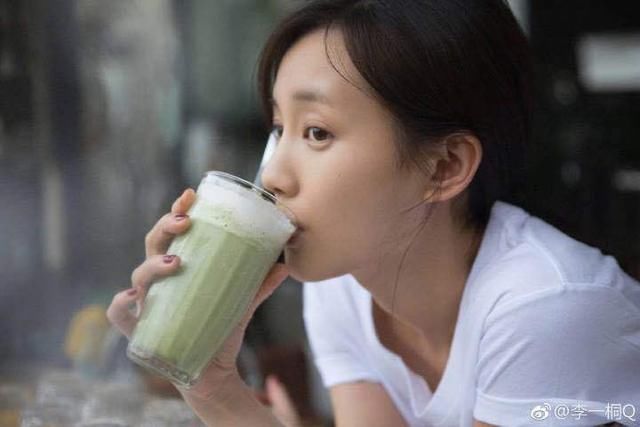 27岁李一桐穿“三角裤”自拍，短裤开叉快到胯上了，靠毛边做遮挡