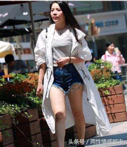 街拍：图四穿吊带小背心，“丰盈饱满”的身材，让人难以忘记！