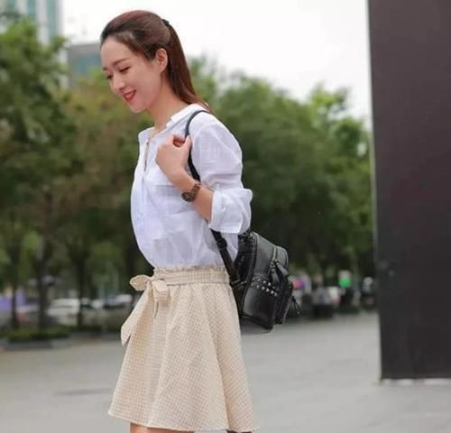 「秋月」街拍：皎若秋月的美女，一件白色短袖配黑色短裙，时尚女性气质范