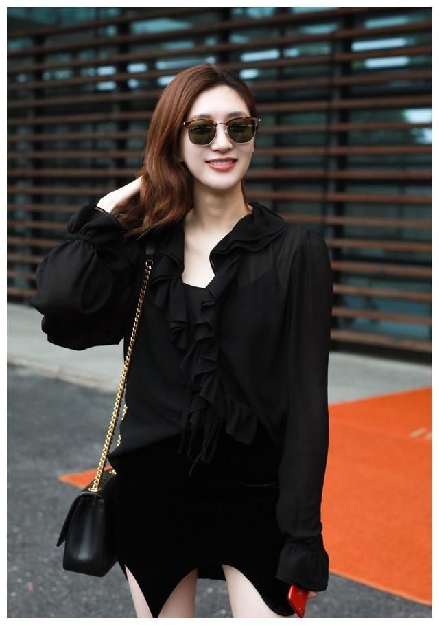 江疏影真会穿，没有高级脸却让人看着很舒服，黑衣黑裙展现好身材