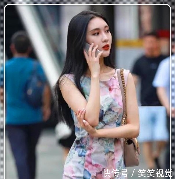 「水蛇腰」一袭无袖旗袍,美女穿出了极品“水蛇腰”