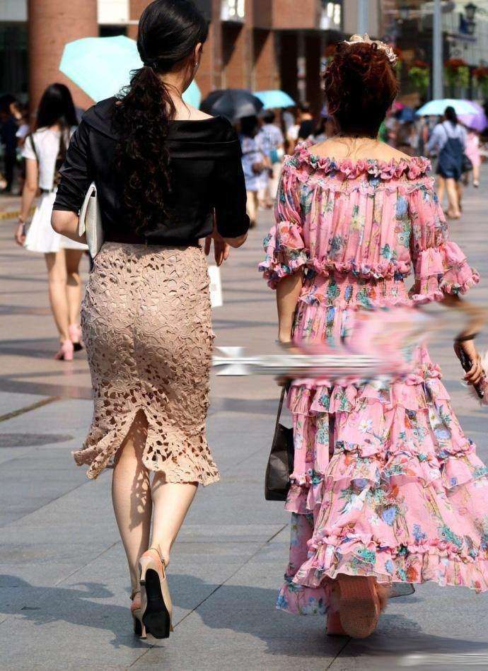 街拍：穿镂空包臀裙的辣妈，若隐若现凸显女人魅力