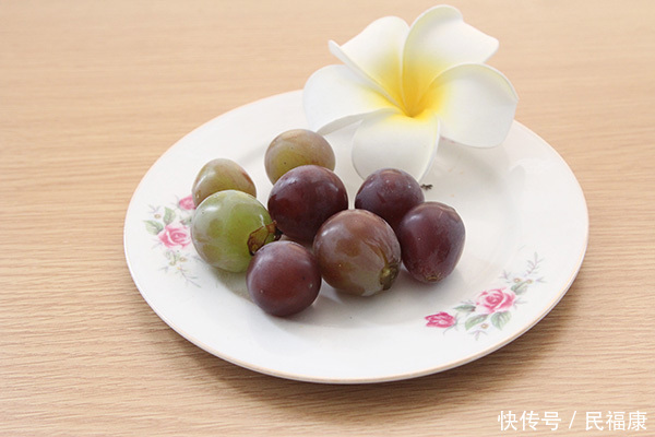 葡萄皮和籽都是宝 含花青素能缓衰老 医生却说 吃多一样有坏处 快资讯
