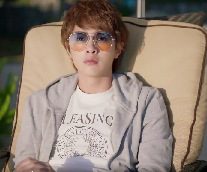 F4的海滩墨镜:花泽类酷炫，美作是来搞笑的，道明寺竟然最扎眼