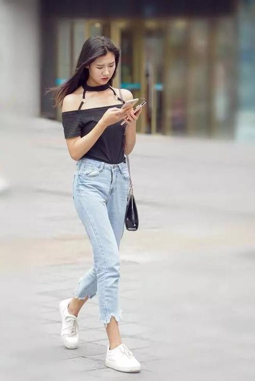 路人街拍，小姐姐身穿一件吊带开叉长裙，真的是太美了