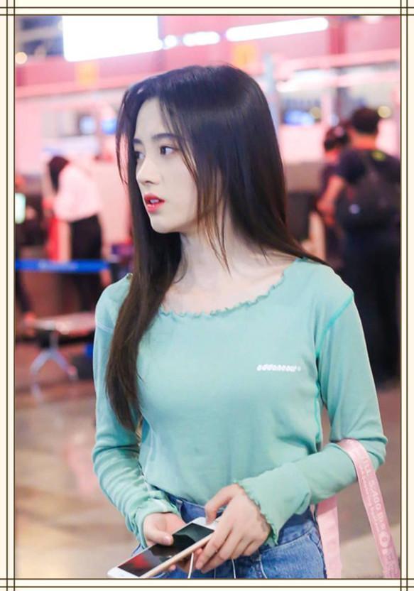 鞠婧祎24岁，徐璐也24岁，同穿T恤衫，身材差距竟如此尴尬