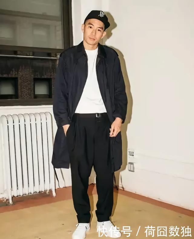 『搭配』“第一街拍男神”的衣橱里,只有黑色和白色