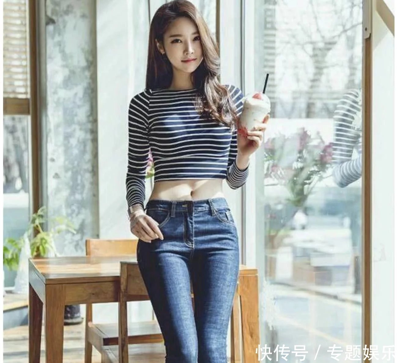 风格独特的牛仔裤美女姐姐，散发出都市韵味，真迷人！