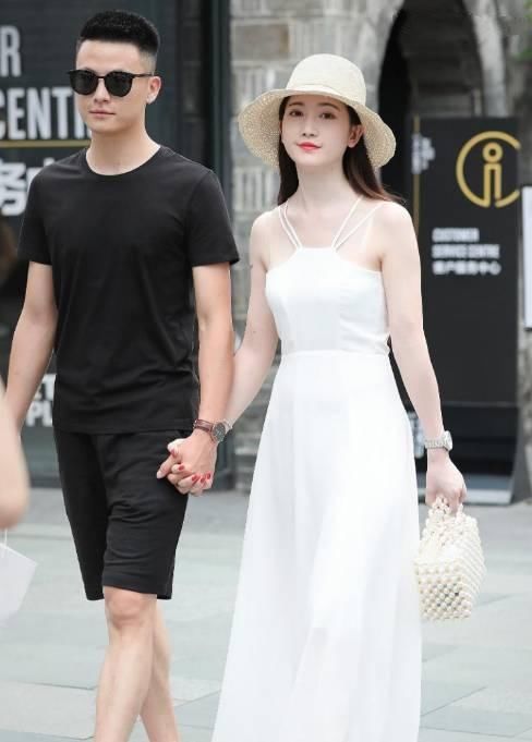 街拍：小情侣真正的给我们演绎了什么叫所谓的黑白配。