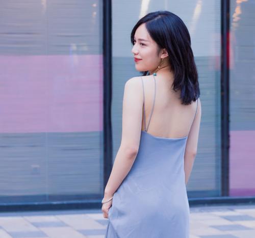 小姐姐清纯有魅力,摆拍的姿势优雅迷人,白皙的肌肤细腻又光滑!