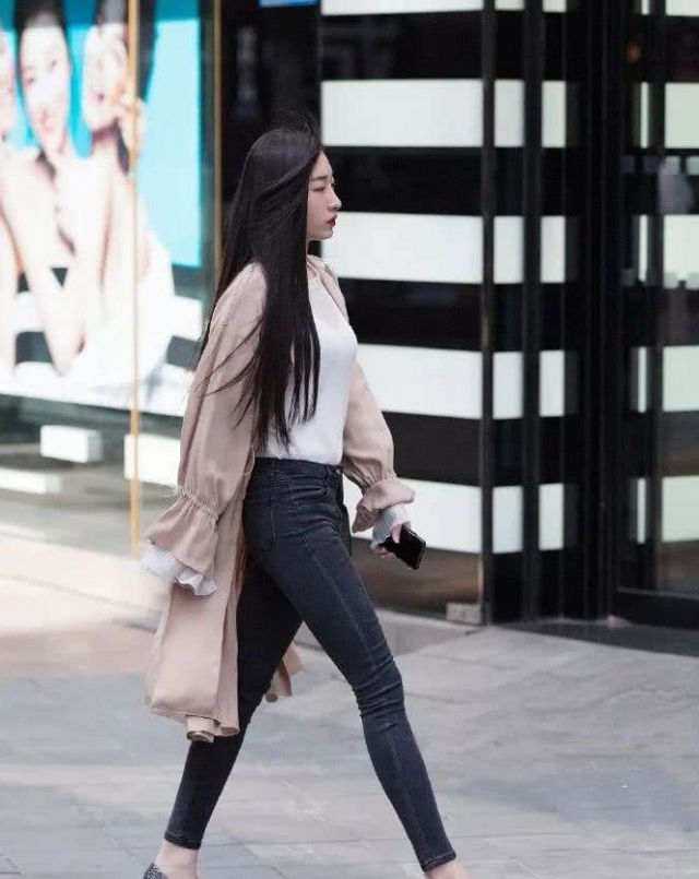  『美女』路人街拍,美女看起来十分的窈窕,配上一双银色的高跟鞋,很迷人...