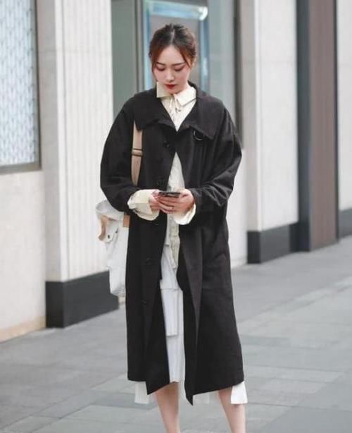  #优雅#美女时尚街拍：清新优雅的小姐姐，一件格子背心配黑色长裙，时尚美丽大方