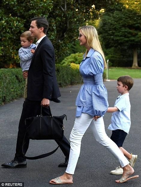 伊万卡陪特朗普从新泽西度假归来，穿碎白蓝格子上衣和白裤子