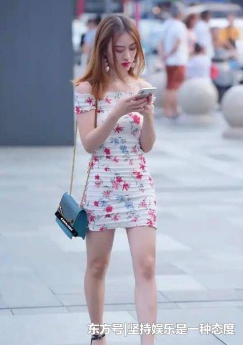  『美女』街拍：倾城倾国的美女，一条浅色连衣裙，时尚优雅大方迷人