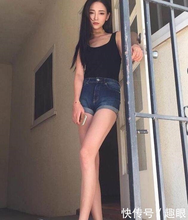「女性」长得好看,身材紧致的女孩子,搭配牛仔裤,彰显独特魅力!