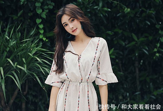 一袭白色蕾丝比基尼美女妩媚动人，优雅的气质彰显女神气息