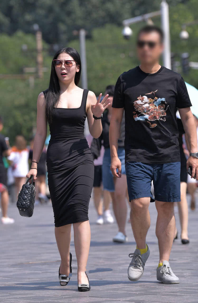 美女与男友出门,身穿黑色包臀连衣裙,曲线身材很漂亮!