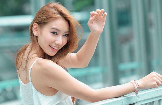 街拍: 漫步街头,小姐姐们身材姣好又性感,尽显迷人魅力!