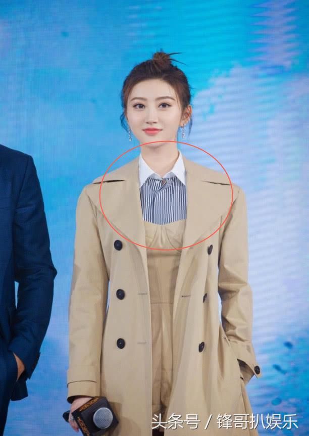 真服了景甜，硬是在抹胸裙里塞了2件衣服，穿着不觉得紧么？