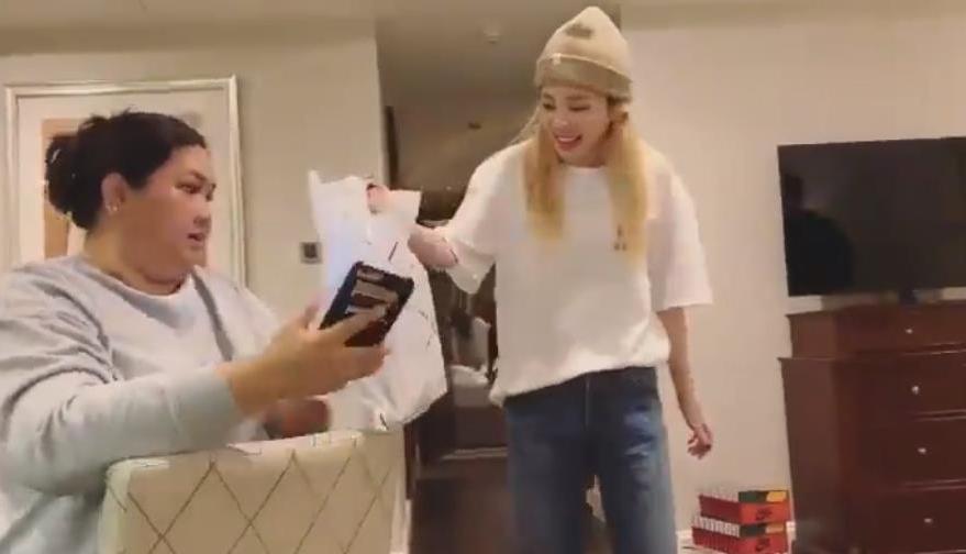 『亲笔签名』做朴山多拉的朋友好幸福！送礼物都是EXO专辑，还有EXO亲笔签名