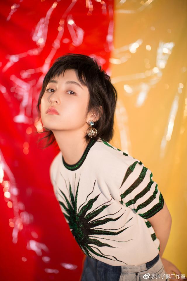 辣眼睛！张子枫穿搭青春有活力 却输在了鞋子上，网友：又穿错了