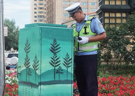 转发视频恶意歪曲 "辅警执勤中解手" 造谣者被拘15天