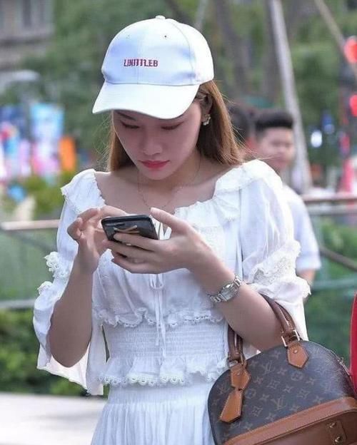  [迷人]街拍：如花似玉的小姐姐，一条白色的连衣裙，时尚气质迷人