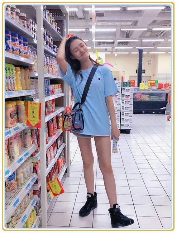 林允暴瘦14斤后，穿短裤秀竹竿腿，可看到她伤痕累累的膝盖我呆了