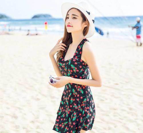 小姐姐身穿时尚的泳衣！展现出了女人独有的魅力！