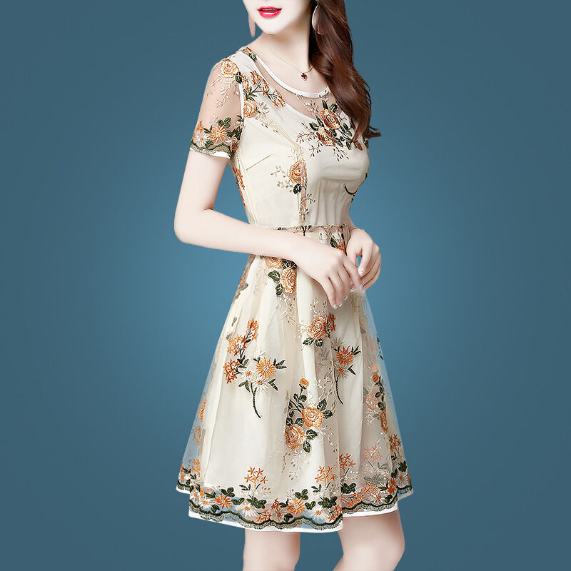 有一种性感，叫“蕾丝裙”，若隐若现的气质，连背影都过分吸睛