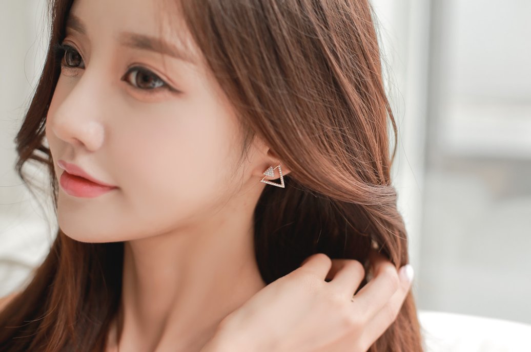 美女时尚穿搭:园艺刺绣边抹胸恬静曼妙洋裙