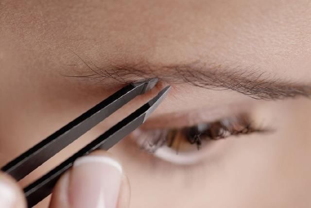 女人再爱美，身上这3处“体毛”也不要乱拔，特别是第2个！