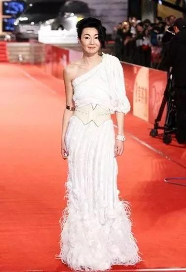 女星穿单肩晚礼服，杨幂青春有活力，范冰冰美得像希腊女神！