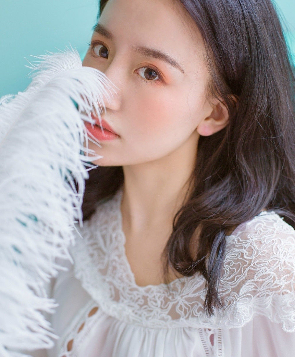 美女吊带超短裤白皙香肩美腿，美得让人垂涎