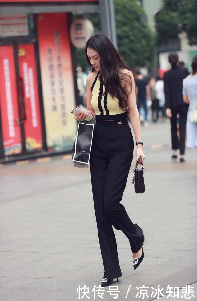  『脚踩一双』街拍：小姐姐身材矮小型的穿着，尽显时尚御姐气息
